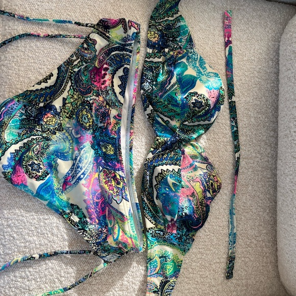 Victoria’s Secret Bright Paisley Twsit Bandeau Bikini Set - Picture 4 of 4